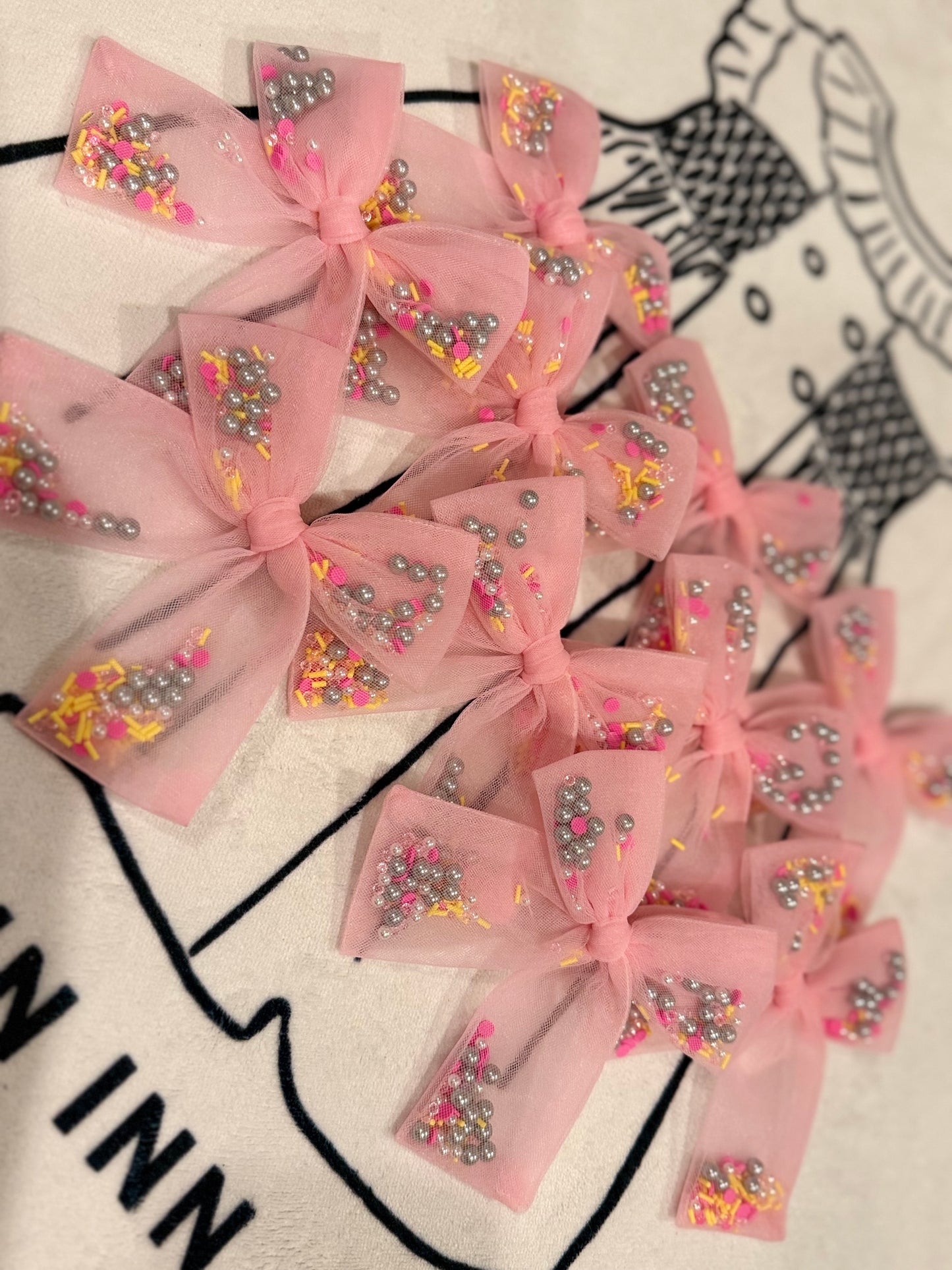 Pink & pearls confetti bow