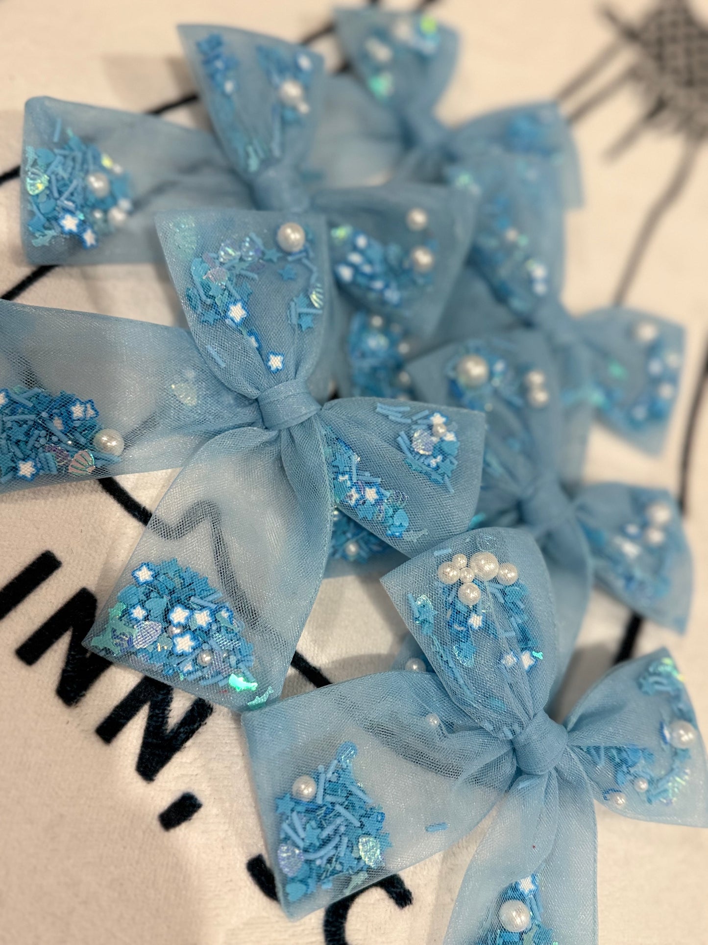 Shells & dolphins confetti bow